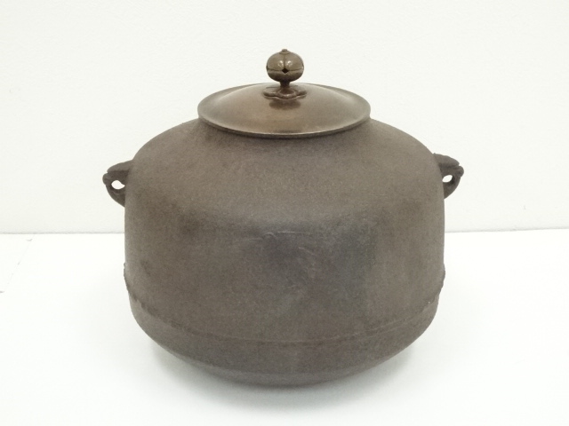 K102 茶道具 筒糸目釜 竹地紋 橋本辰敏 共箱 鉄釜 鉄製 銅製蓋 茶釜 道具 ] - 道具 釜師 橋本辰敏造 鷺地紋阿弥陀釜（共箱） | ネット